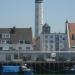 Maisons du courgain maritime avec le phare en arri