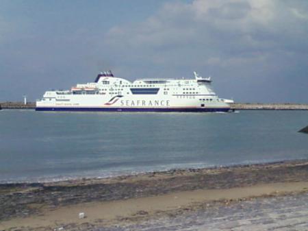 ferry arrivant au port
