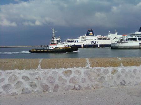 remorqueur à l'entrée du port de Calais
