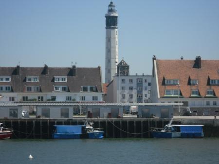 Maisons du courgain maritime avec le phare en arri