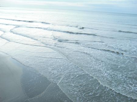 la mer qu'on voit danser le long des.....